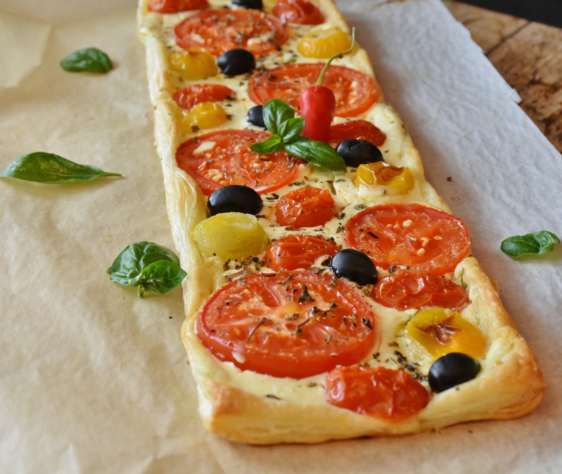 Pizza with tomatoe and bell peppers